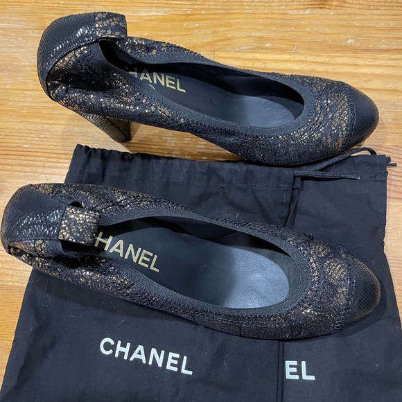 Gorgeous: Authentic Chanel black pumps with gold lace overlay. NWOT - Picture 4 of 7